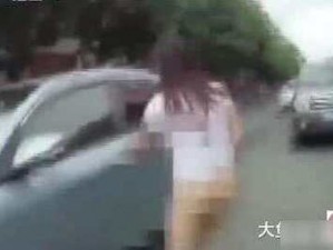 公车拨开少妇内裤进入毛区-：少妇在公车上被拨开内裤进入毛区，这种行为是不道德的