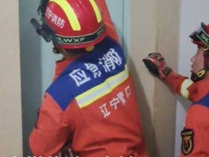 电梯故障2人汗流浃背(暴雨导致电梯故障，两人被困，急得汗流浃背)